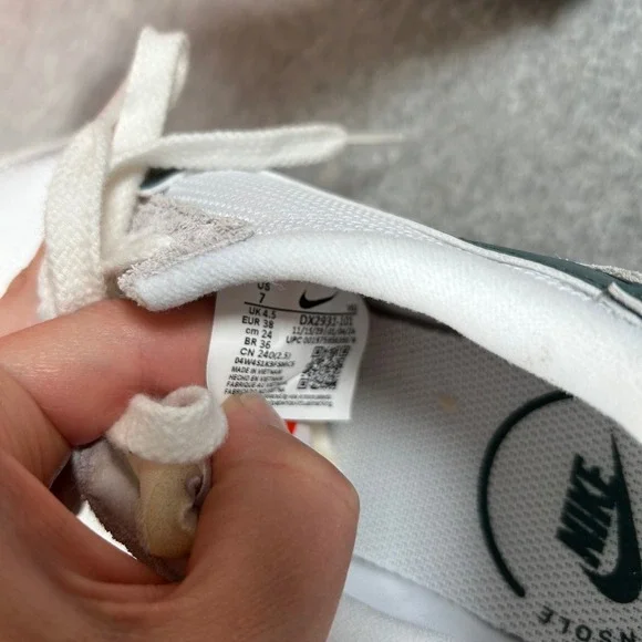 Nike Waffle Debut Sneakers Womens Size 7 White & Green Retro Style Cushioned - Picture 4 of 5